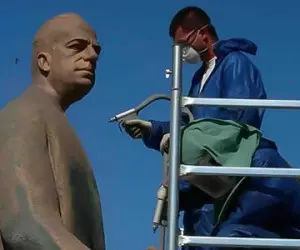 Cleaning of bronze statues